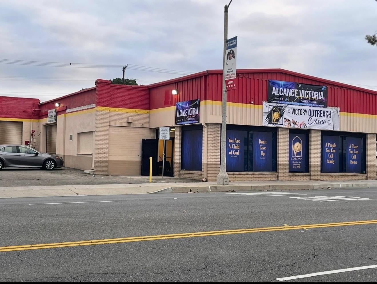 Exterior del local de Iglesia Alcance Victoria en Corona, California