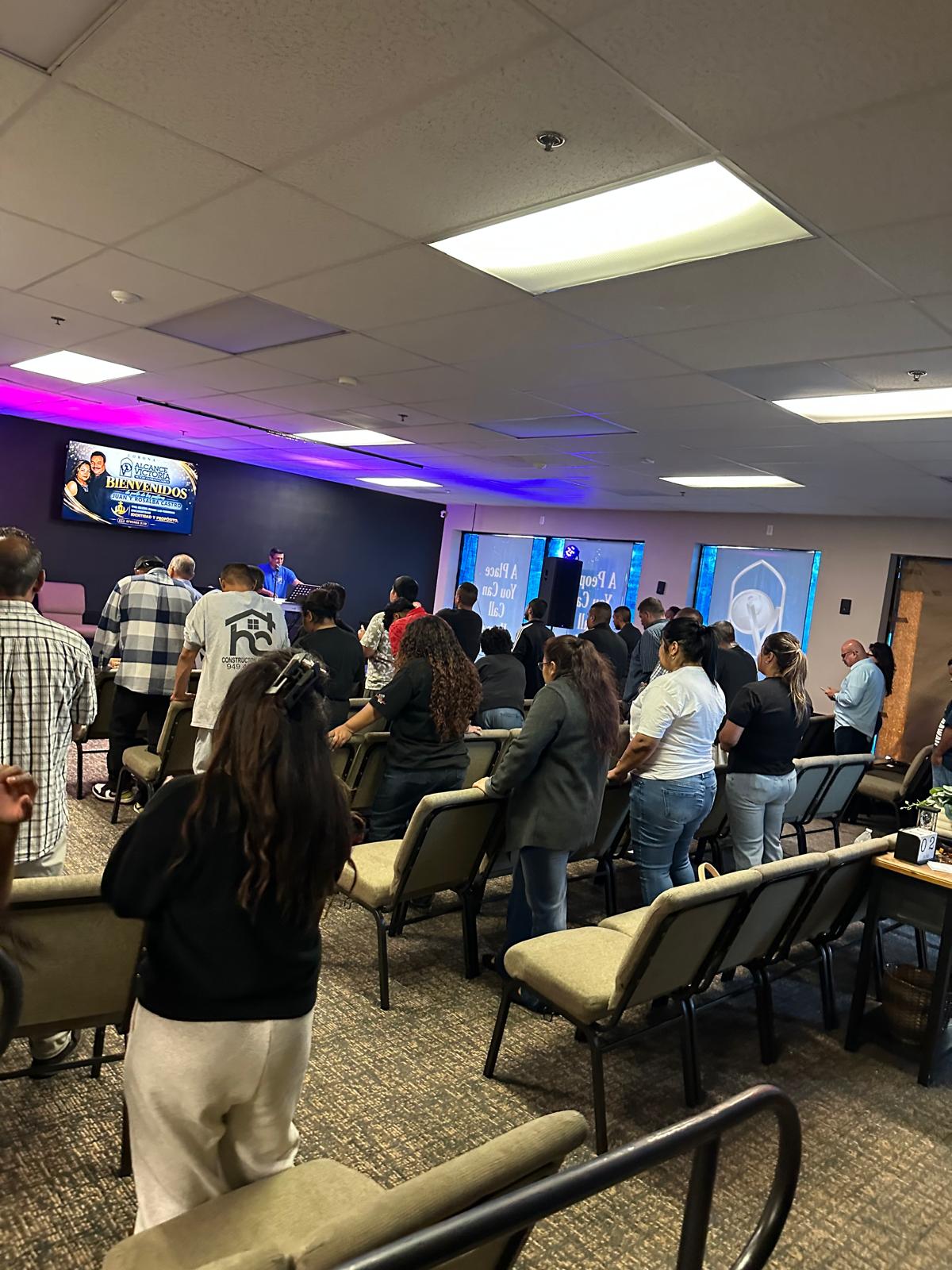 Congregación reunida durante un servicio en Iglesia Alcance Victoria en Corona, California